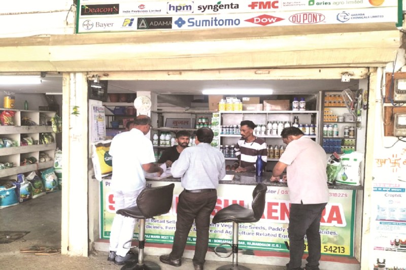 कृषि केंद्र को किया गया सील (Photo source- Patrika)