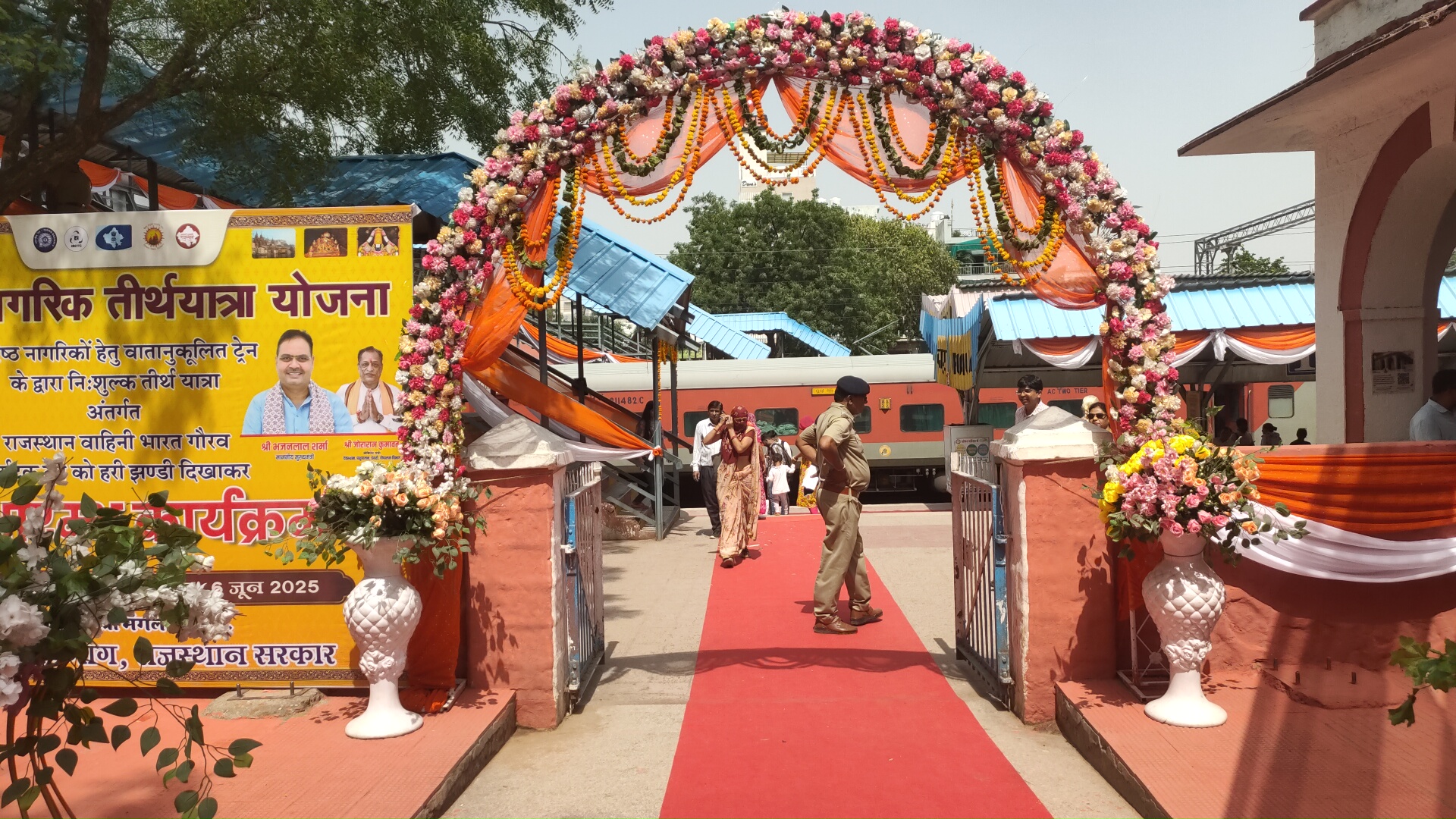 मुख्यमंत्री शुक्रवार को निर्जला एकादशी के अवसर पर दुर्गापुरा रेलवे स्टेशन (जयपुर) से इस ट्रेन को तीन बजे हरी झंडी दिखाकर रवाना करेंगे। इससे पूर्व स्टेशन को सजाया गया। फोटो-पत्रिका।