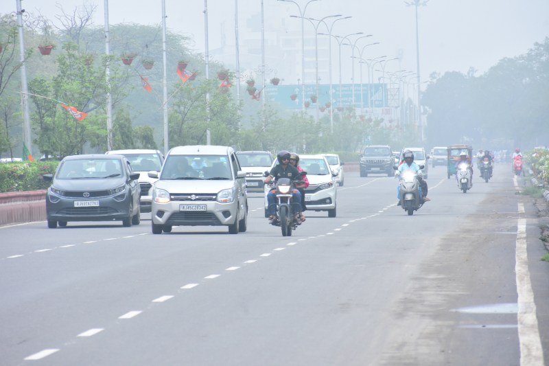 जयपुर में शनिवार को बादल छाए रहे। धुंध के आगोश में शहर रहा। फोटो-पत्रिका।
