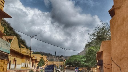 जयपुर के आसमान में छाए बादल। पत्रिका फोटो।
