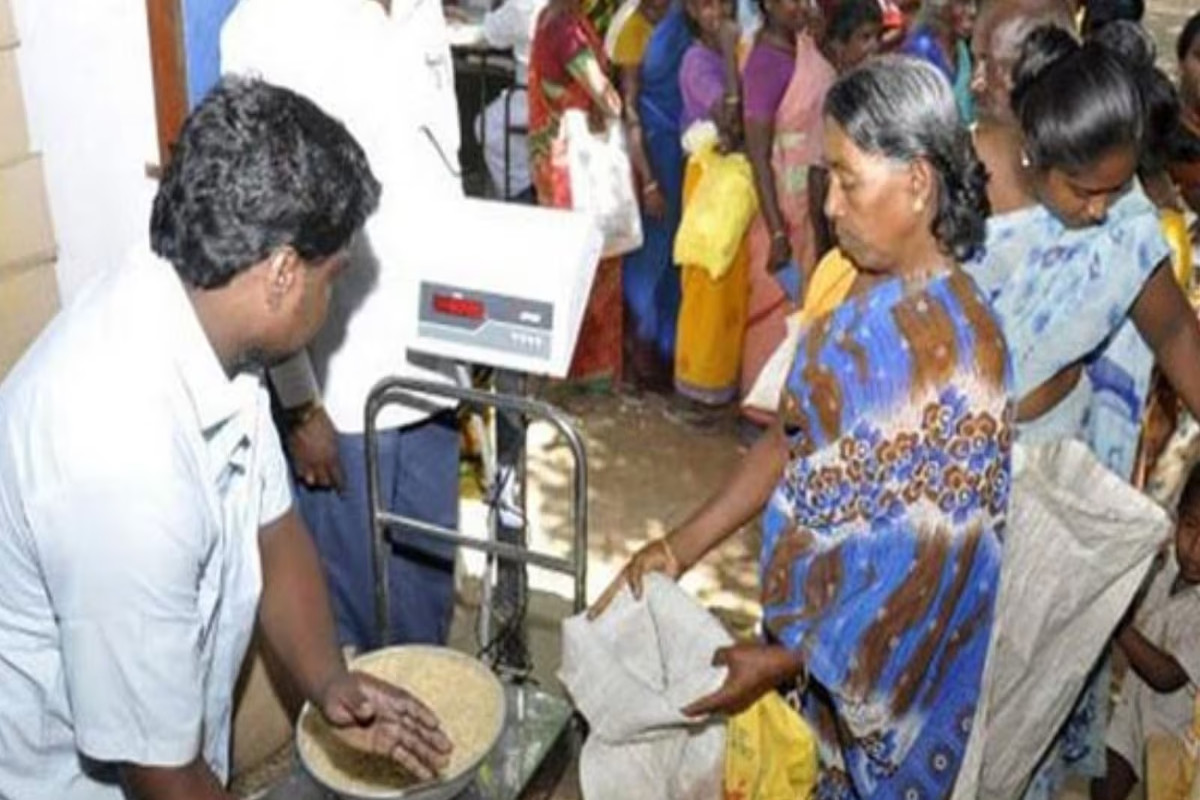 गरीबों के कोटे के राशन में गड़बड़ी! अब वसूली का चल रहा अभियान, FIR और दुकान निलंबन की कार्रवाई शुरू(photo-patrika)