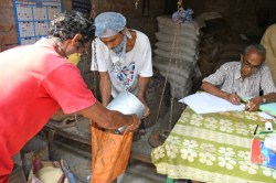 Ration Distribution: खाद्य विभाग का अल्टीमेटम: 30 जून तक ई-केवाईसी जरूरी,वरना
रुक सकता है राशन - image