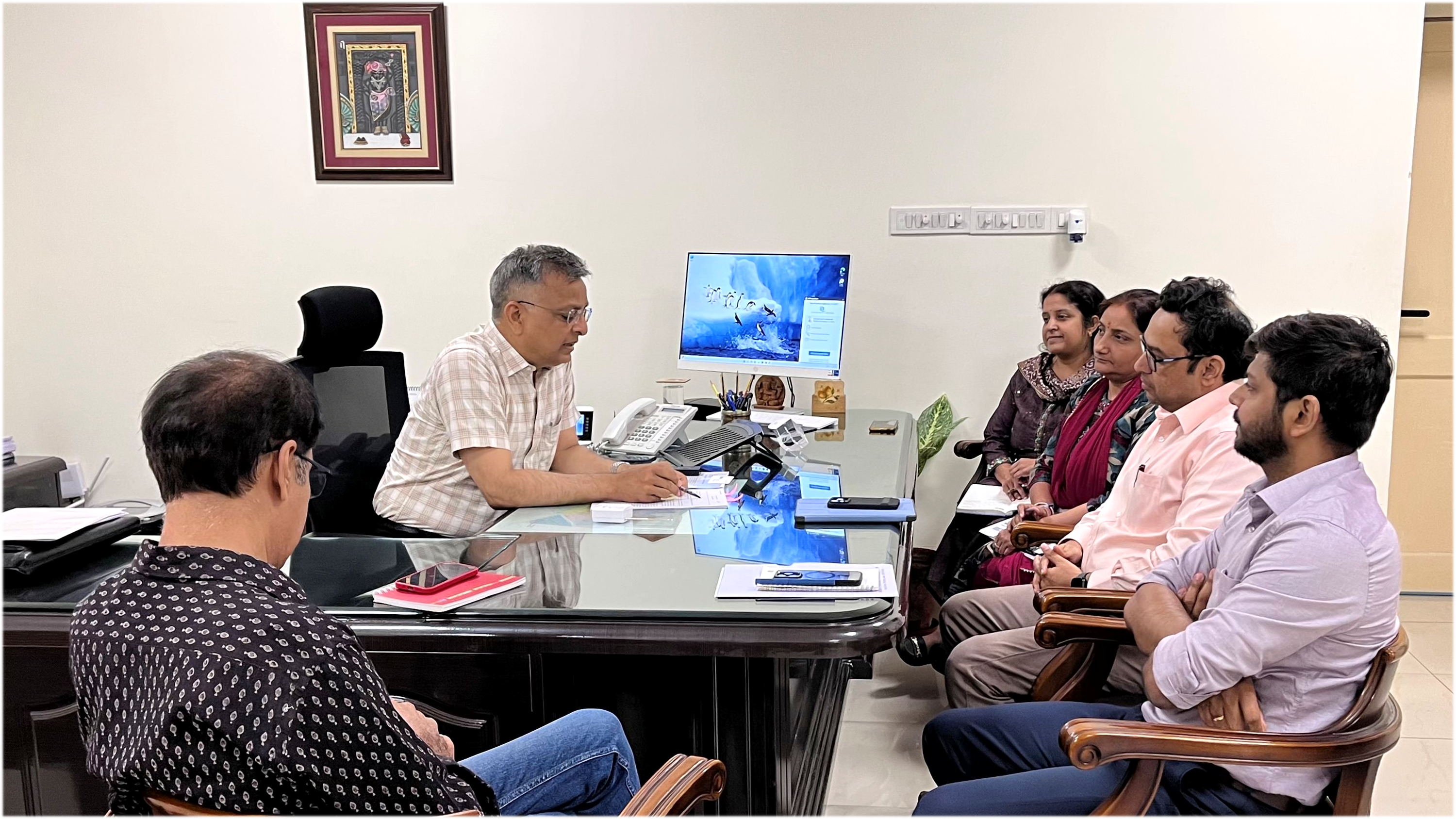 उद्योग भवन में आयोजित बैठक में विभाग के प्रमुख सचिव अजिताभ शर्मा सम्मेलन की रूपरेखा और कार्यक्रम की तैयारियों की चर्चा करते हुए। फोटो-पत्रिका।