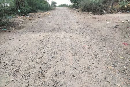 तीन साल से अधूरी लिंक सड़क पर उड़ रही धूल