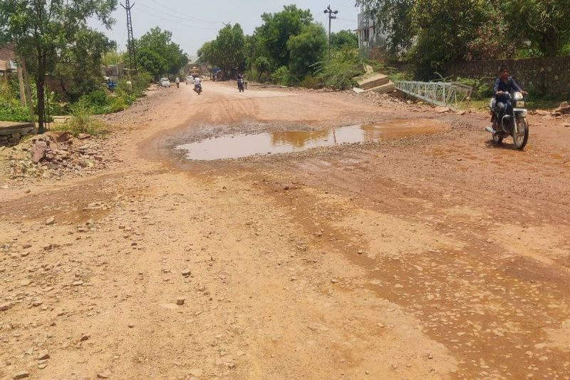 स्टेट हाइवे से डामर उखड़ी, गड्ढों में गिर रहे दुपहिया वाहन चालक