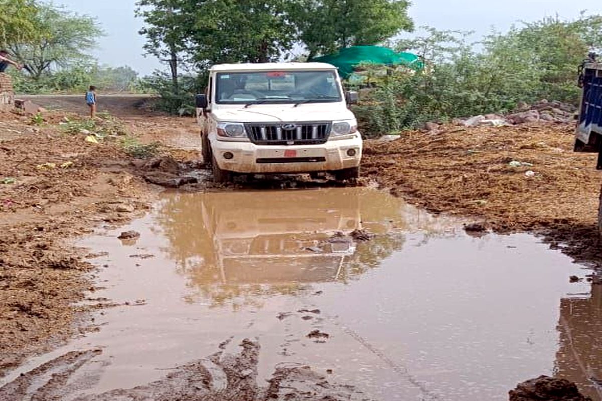 सड़क पर गड्ढे और पानी, कैसे हो सुलभ आवागमन