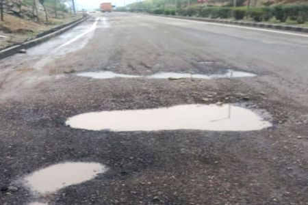 टनल एवं रेलवे ओवरब्रिज के निकट राजमार्ग पर हो रहे जानलेवा गड्ढे