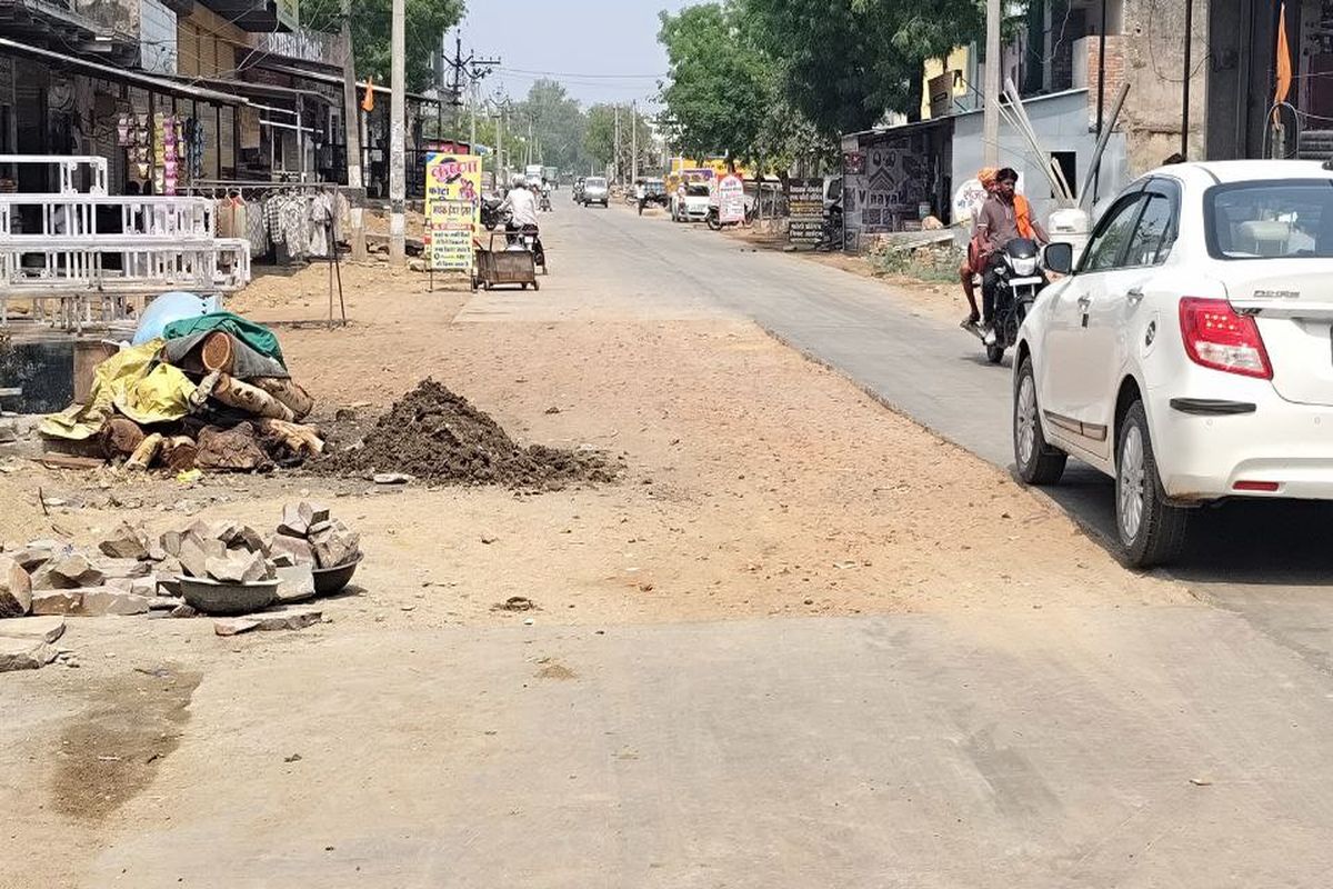 पौने तीन साल बाद भी सड़क का निर्माण कार्य अधूरा
