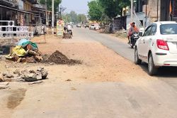 पौने तीन साल बाद भी सड़क का निर्माण कार्य अधूरा - image