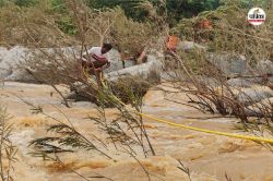 Blown in river: नदी में बह गए थे 4 लोग, 24 घंटे बाद मिला महिला का शव, 48 घंटे
बाद भी मां-बेटे समेत 3 लापता - image