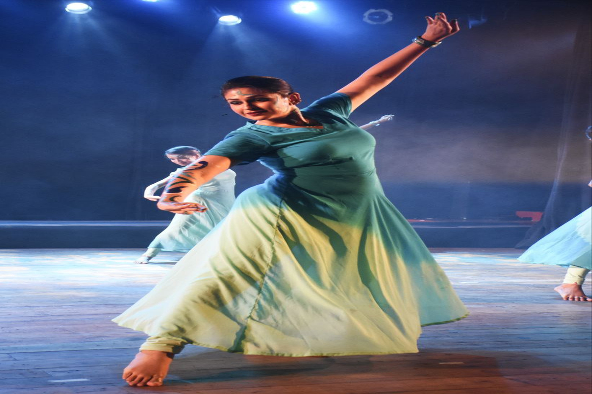 भोपाल,आज शाम भारत भवन में सदानीरा समारोह में नृत्य नाटिका का मंचन करते हुए
कलाकार। फोटो सुभाष ठाकुर
