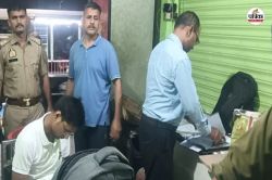 UP News : थूक लगाकर रोटी बनाने वाला गिरफ्तार, ढाबे में मिली खाने की सामग्री के
भरे गए सैंपल - image