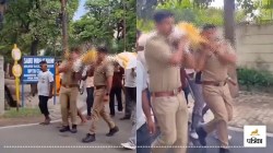 UP News: अर्थी को कंधा देते सिपाही, वीडियो वायरल होने पर मचा बवाल, एसपी ने दिए
जांच के आदेश - image