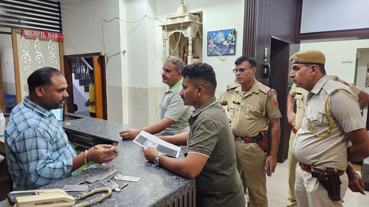 होटल में ठहरी युवती की जलने से संदिग्ध मौत, वो आई तो बोली थी – डिस्टर्ब मत करना