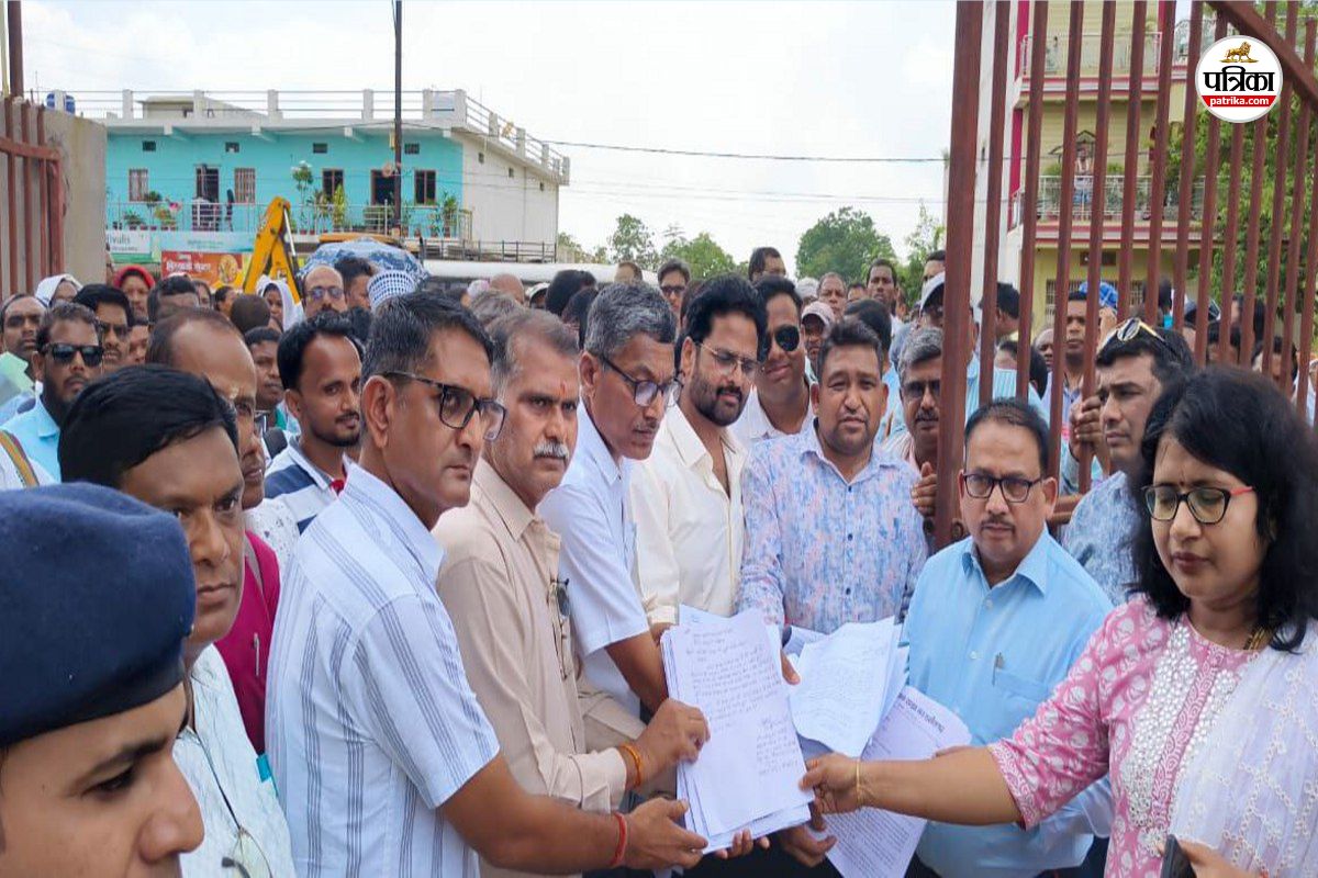 Rationalization: युक्तियुक्तकरण में विसंगति को लेकर शिक्षकों ने अधिकारियों पर
लगाया मिलीभगत का आरोप