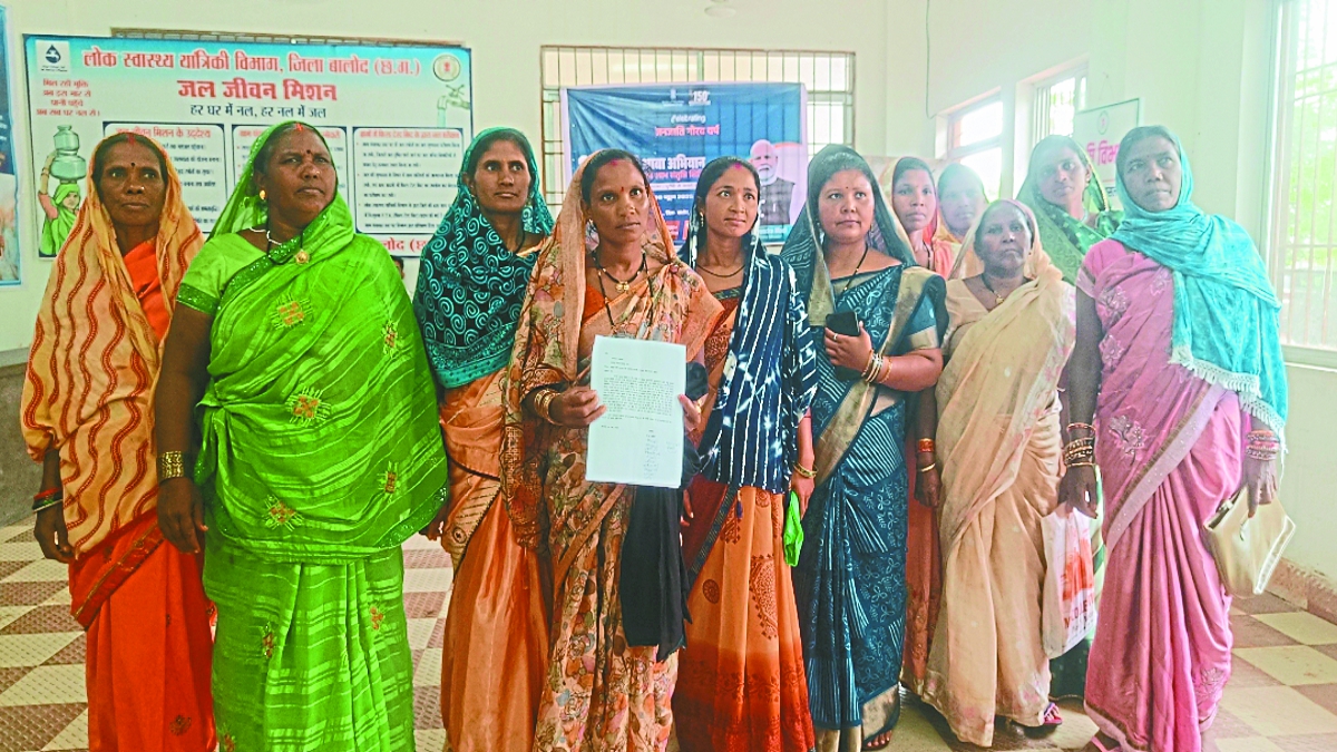 21 महिलाओं के साथ 10.50 लाख रुपए की ठगी, कलेक्टर से मांगा न्याय