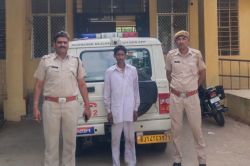 Rajasthan Crime: पत्नी की कुल्हाड़ी से हत्या के बाद जयपुर भागने की फिराक में था
आरोपी, ट्रेन में दबोचा - image