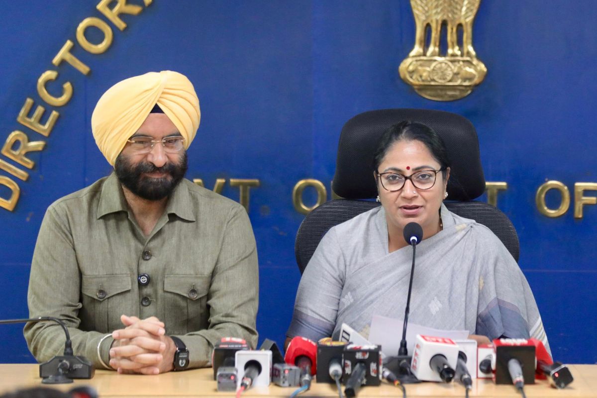 CM Rekha Gupta: सीएम रेखा गुप्ता की बड़ी सौगात, व्यापारियों के लिए 10 करोड़ का फंड जारी, जानें पूरी डिटेल