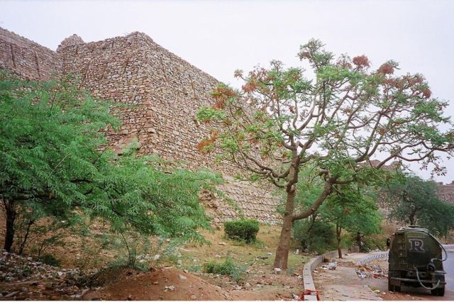 Tughlaqabad Fort in Delhi: रात में गलियारे से आती अजीब आवाजें और भूतिया कहानी..क्या है तुगलकाबाद किले का इतिहास?