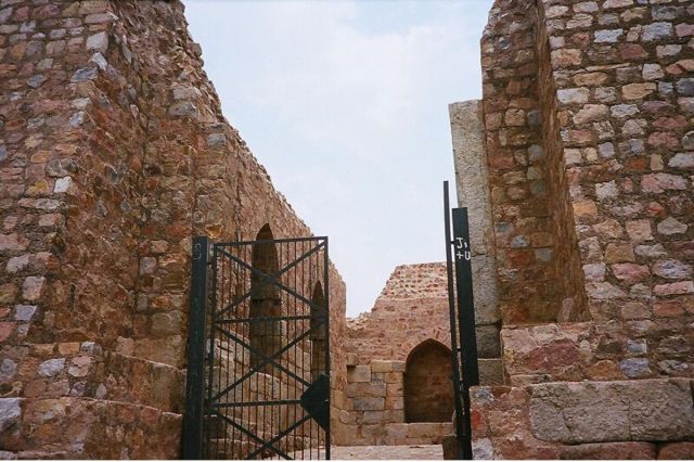 Tughlaqabad Fort in Delhi: रात में गलियारे से आती अजीब आवाजें और भूतिया कहानी..क्या है तुगलकाबाद किले का इतिहास?