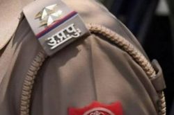 आगरा में बवाल: दूधिया की मौत पर गाड़ियों पर पथराव, पुलिस ने लाठियां फटकार कर जाम
खुलवाया - image