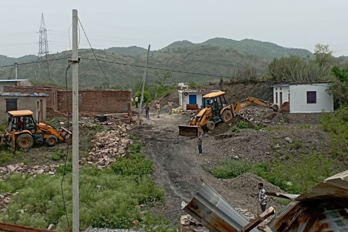 राजस्थान: यहां सरकारी जमीन पर दलालों ने भूखंड काटकर बेच दिए, चलाया बुलडोजर