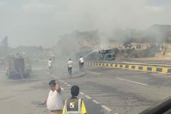 उदयपुर में कुछ मिनट के अंतराल पर 2 भीषण एक्सीडेंट, आग का गोला बना ट्रेलर, एक की
मौत - image