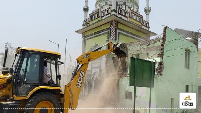 Unique Jugaad to shift dargah in Sambhal