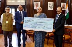 SBI ने सरकार की झोली भर दी, 8076.84 करोड़ रुपए का चेक सौंपा - image