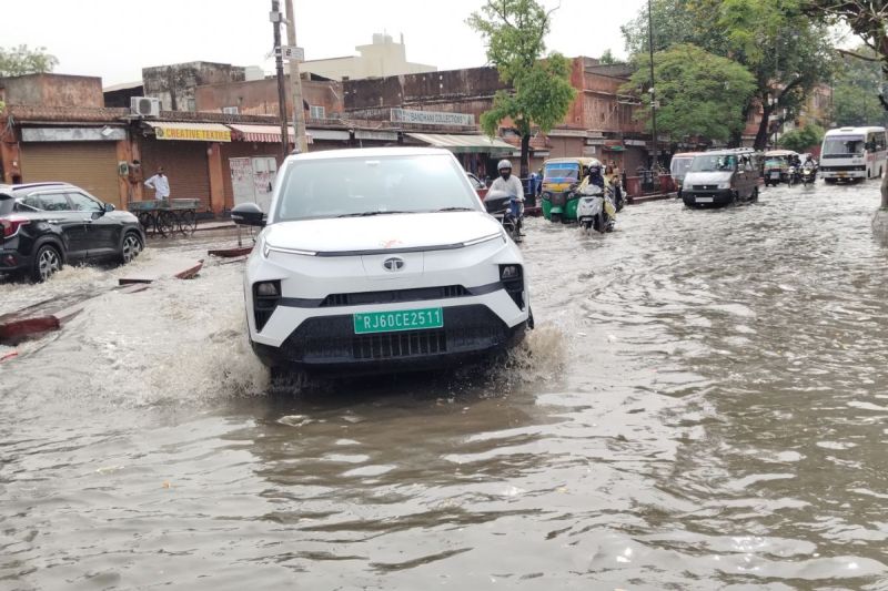 जयपुर शहर में सोमवार को तेज बारिश् से जनजीवन प्रभावित रहा। फोटो-पत्रिका।