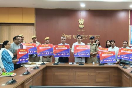 नशा मुक्त जयपुर अभियान के तहत तंबाकू मुक्त पुलिस स्टेशन के पोस्टर का किया विमोचन। फोटो-पत्रिका।
