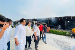 कोर्टयार्ड बाय मैरियट के पास JSR परिसर में भीषण आग, सांसद रवि किशन मौके पर
पहुंचे - image