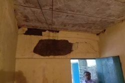 स्कूलों में बच्चों के सिर पर टपक रहा खतरा - image
