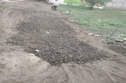 पाइप लाइन डालने खोदी सडक़, अब लोगों को करानी पड़ रही मरम्मत - image