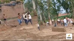 UP News: मामूली विवाद पर दो पक्षों में हिंसक झड़प, लाठी-डंडे और ईंट-पत्थर चले,
महिलाएं और बच्चे भी भिड़े - image