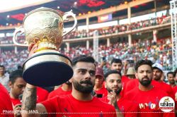 बेंगलुरु भगदड़ मामले में RCB के दिग्गज क्रिकेटर विराट कोहली की मुश्किलें बढ़ी,
शिकायत दर्ज - image