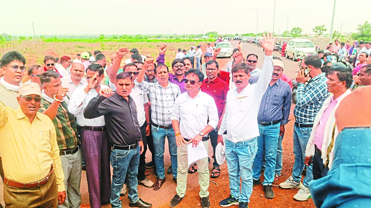 युक्तियुक्तकरण की काउंसलिंग का शिक्षकों ने किया विरोध, जमकर की गई नारेबाजी