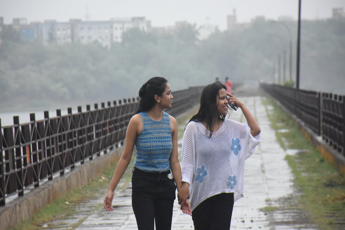भोपाल, मौसम की पहली बारिश और पहला संडे,  पिकनिक स्पॉट पर लगी भीड़।  केरवा डेम पर
तेज बारिश में भोपालियों ने किया इंजॉय। कलियासोत पर बांहे फैलाए मानसून का किया
स्वागत। फोटो सुभाष ठाकुर
