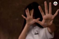 मां-बेटा चला रहे थे गंदे वीडियो का धंधा, लड़की ने काम करने से मना किया तो बना
लिया बंधक - image