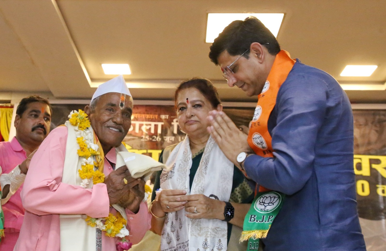 कांग्रेस नेता राहुल गांधी को संविधान पढ़ने की नसीहत