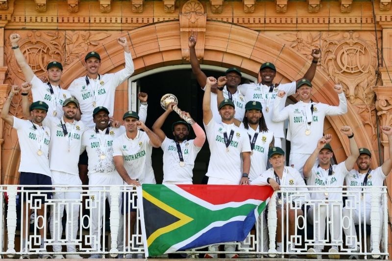 World Test Championship Trophy 2025: वर्ल्ड टेस्ट चैंपियनशिप ट्रॉफी के साथ साउथ अफ्रीका की टीम। (फोटो सोर्स: एक्स@/ICC)