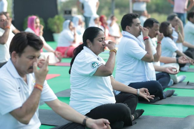 World Yoga Day in Delhi: विश्व योग दिवस पर सीएम रेखा गुप्ता ने दिल्लीवासियों से की खास अपील, आतिशी क्या बोलीं?