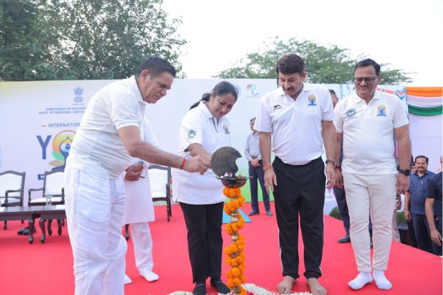 World Yoga Day in Delhi: विश्व योग दिवस पर सीएम रेखा गुप्ता ने दिल्लीवासियों से की खास अपील, आतिशी क्या बोलीं?