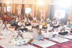 International Yoga Day 2025: विधायक-महापौर व कलेक्टर ने किया योगाभ्यास, सांसद
बोले- सिर्फ शरीर ही नहीं बल्कि मन और आत्मा को भी जोड़ता है योग - image