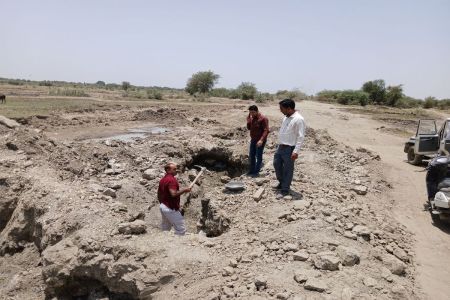 Illegal mining of soil and mica, Tehsildar caught two trolleys full of soil