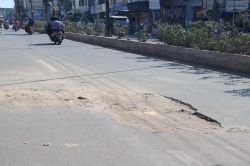पहली ही बारिश से सड़कों पर बन गए जानलेवा गड्ढे - image