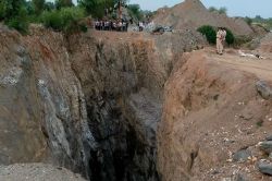 बागौर में अवैध खदान ढहने से दो श्रमिकों की मौत, ग्रामीणों में मचा हड़कंप - image
