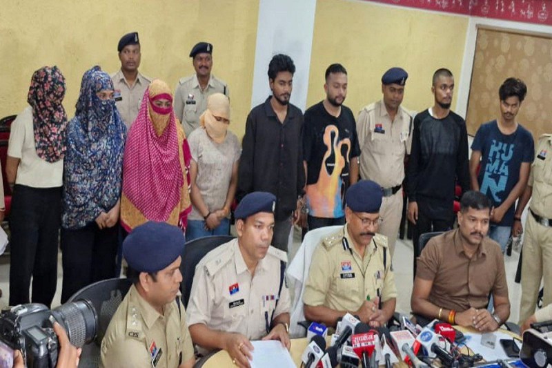 चार युवती सहित 8 गिरफ्तार (फोटो सोर्स- पत्रिका)