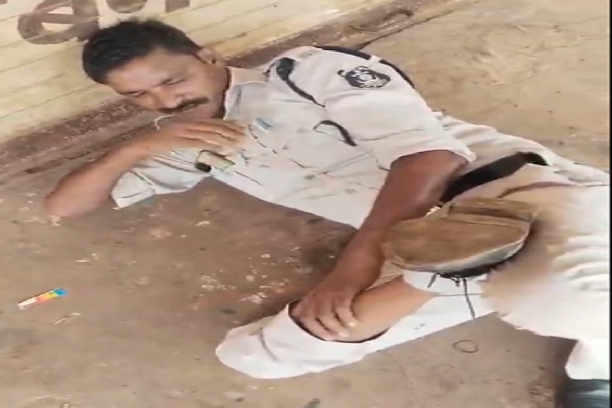 शराब के नशे में बेसुध सड़क किनारे लोट रहा आरक्षक, लोगों ने बनाया VIDEO, वायरल