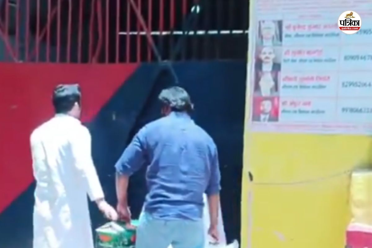 ‘जेल में कोई कैसा हो सकता है’, खराब तबीयत के बीच जेल में बंद आजम खान से मिलने
पहुंचे अब्दुल्ला आजम